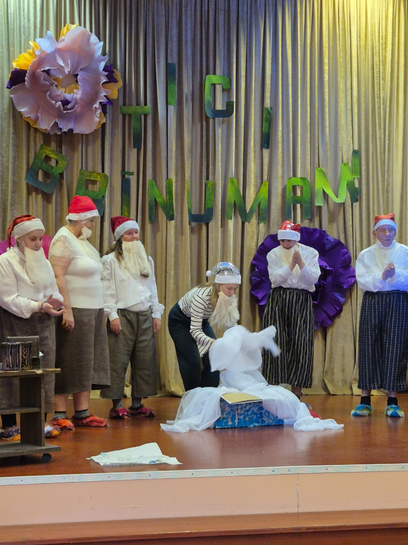 Dalībnieki uz skatuves rāda priekšnesumu