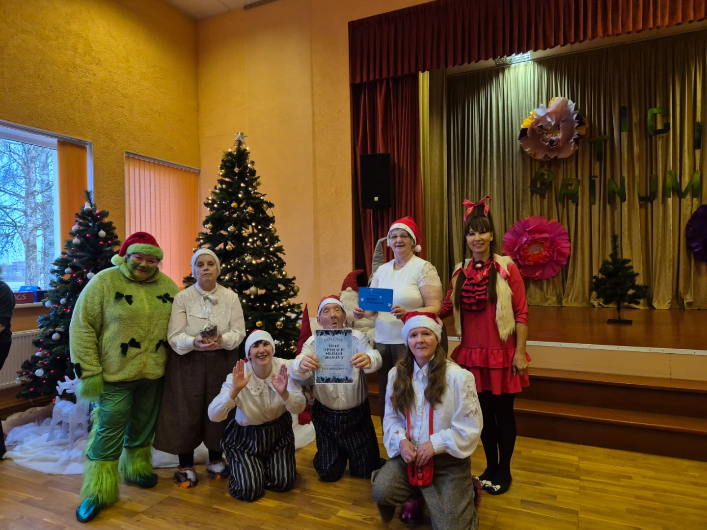 Dalībnieki saņem pateicību par dalību pasākumā. Kopbilde