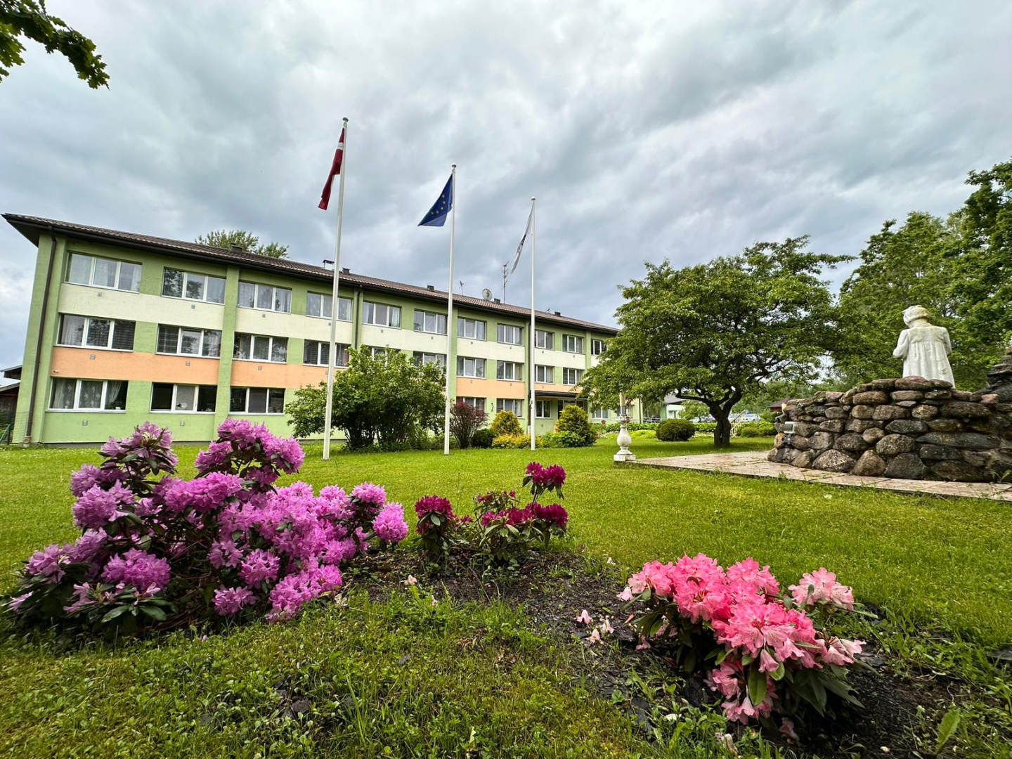 Attēls ar filiāles Valka ēku vasarā