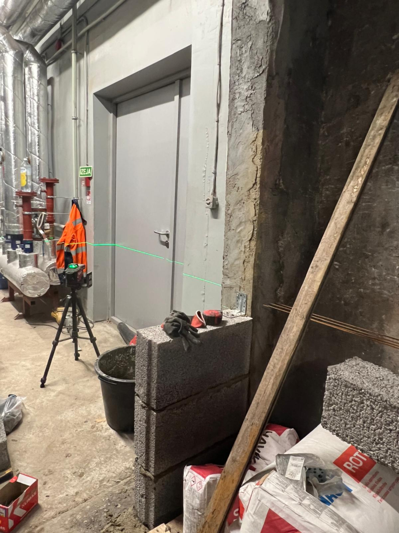 Uzlikti pirmie bloki durvju ailes sagatavošanai