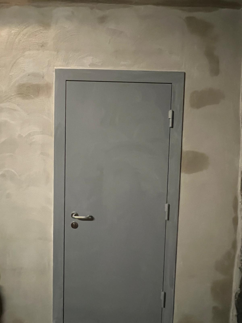 Durvis ir uzstādītas Pelēkas no izturīga materiāla