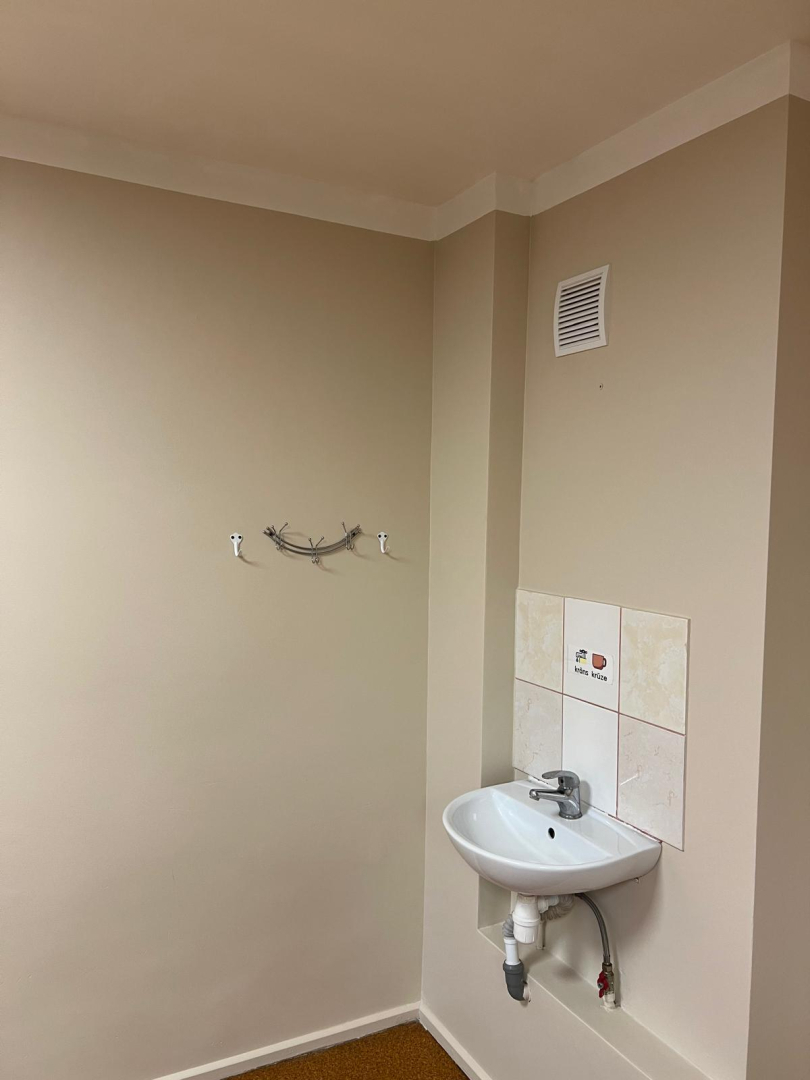 Telpa pēc remonta veikšanas. Gaišas nokrāsotas sienas bēšā krāsā. Izlietne