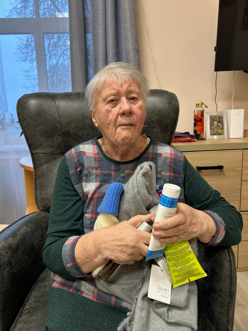 Smaidīgs iedzīvotājs ar dāvanu rokās