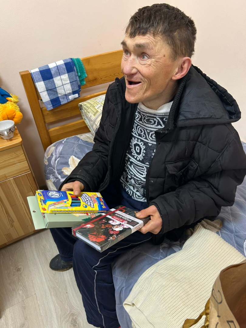 Smaidīgs iedzīvotājs ar dāvanu rokās