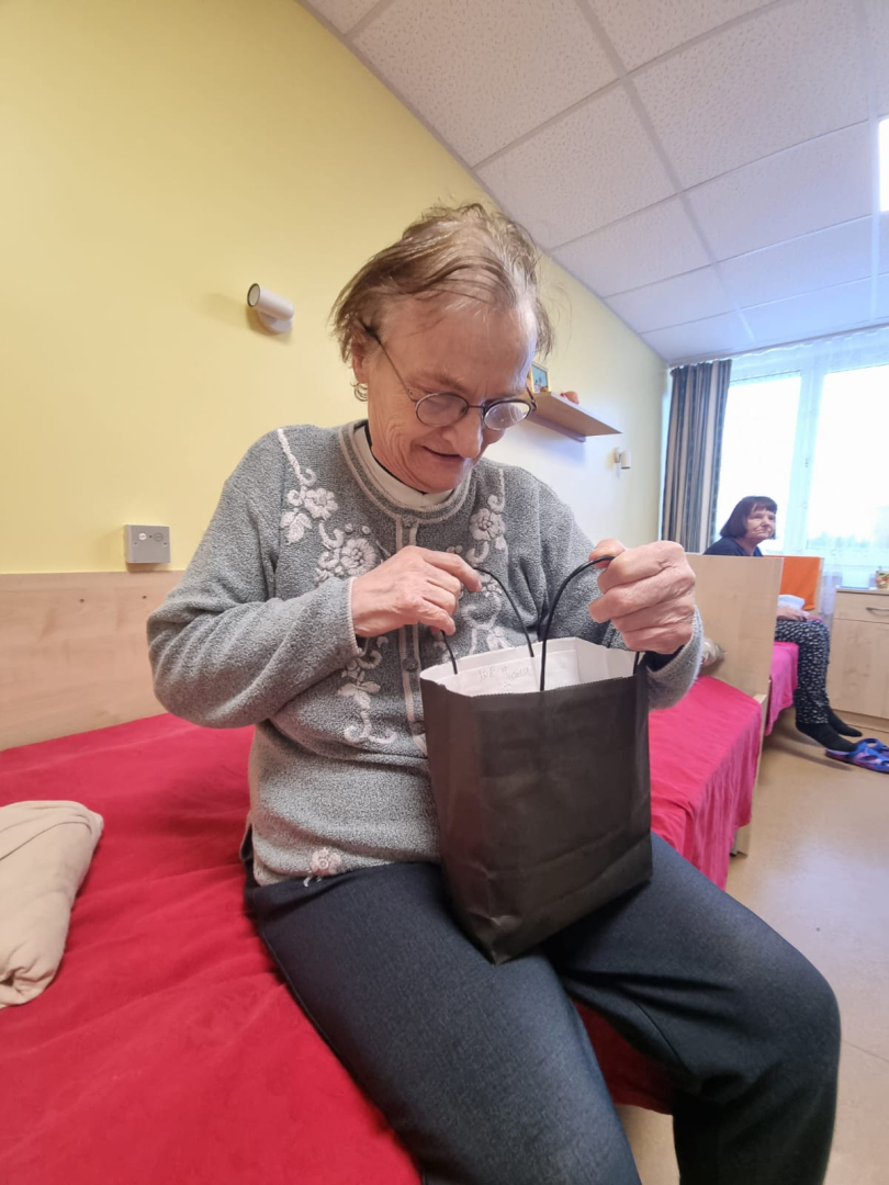 Iedzīvotāja laimīga saņem dāvanu