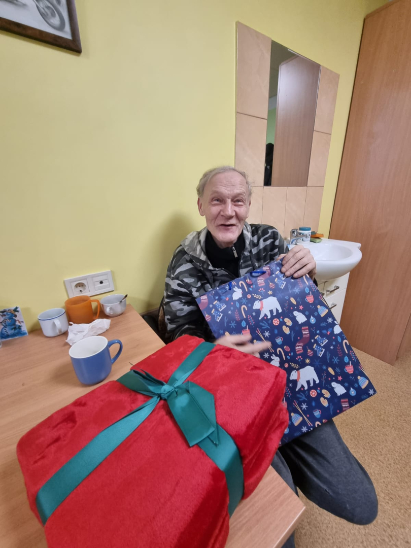 Iedzīvotājs laimīga saņem dāvanu