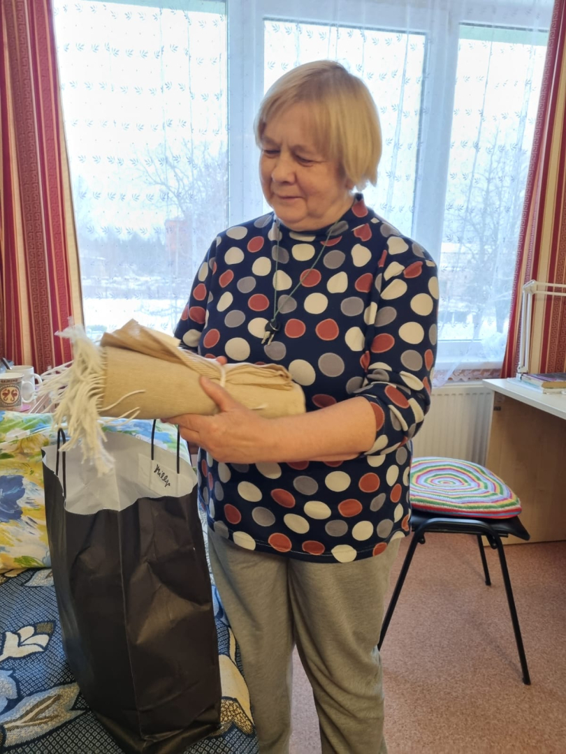 Iedzīvotāja laimīga saņem dāvanu