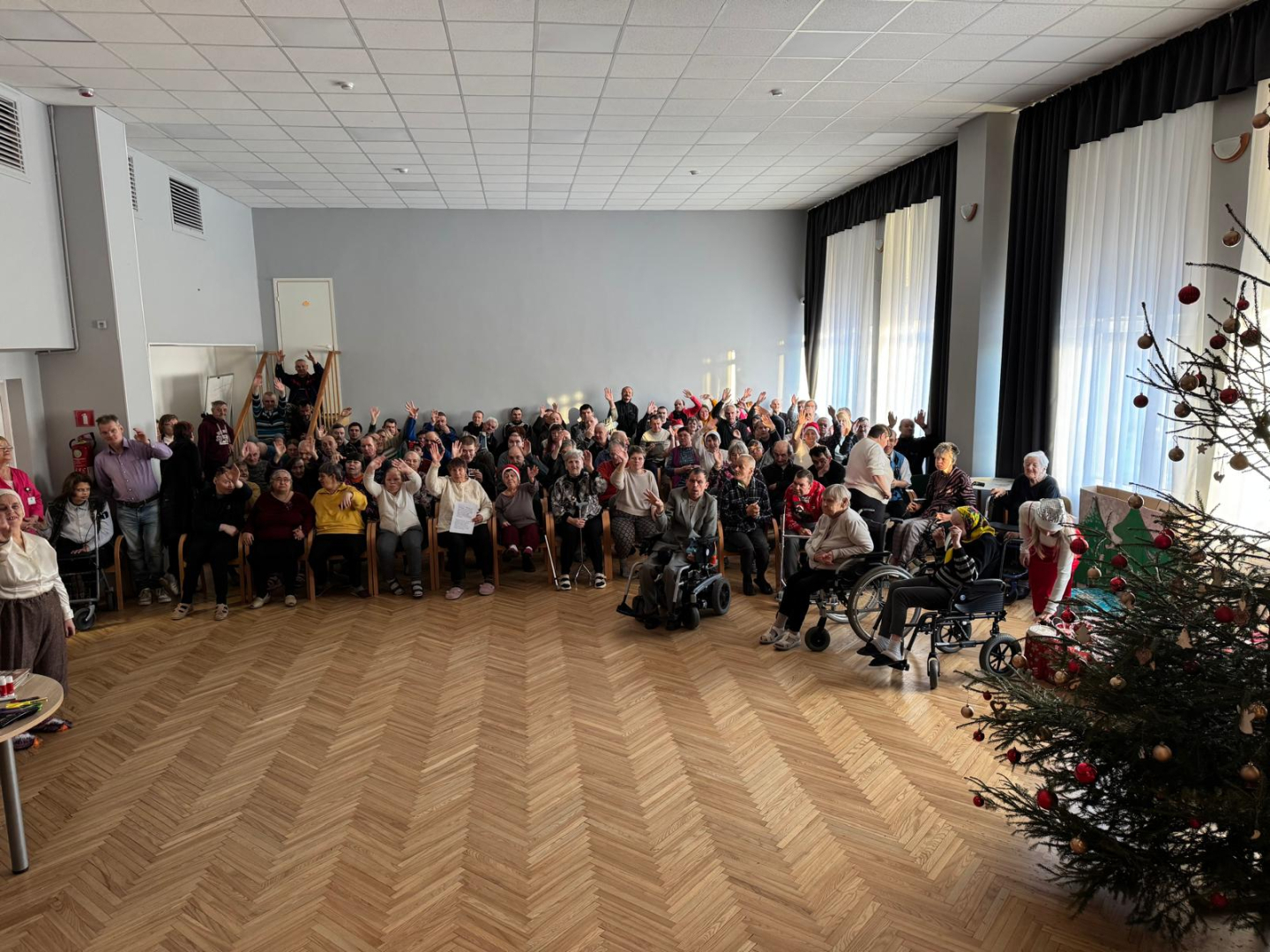 Iedzīvotāju kopbilde zālē