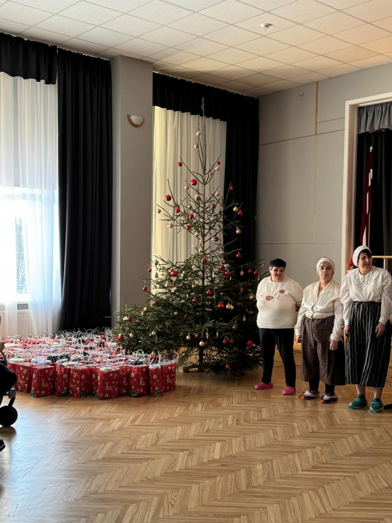 Iedzīvotāji rāda priekšnesumu