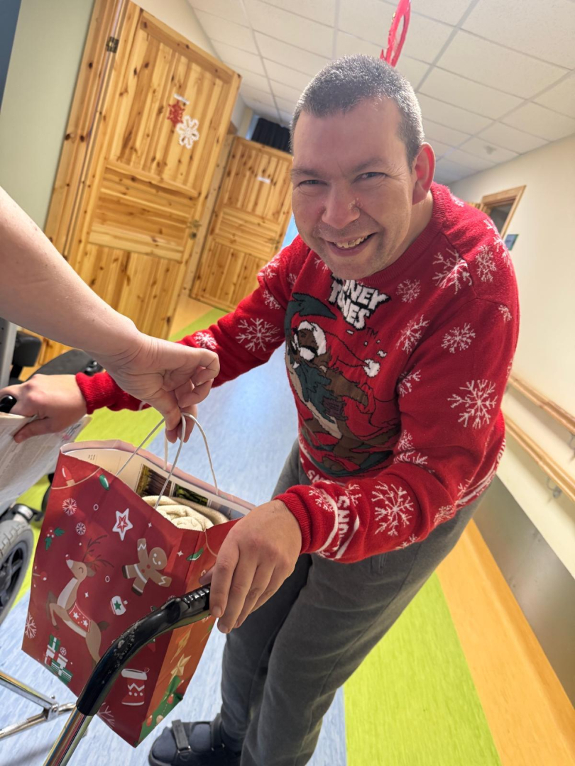 Iedzīvotājs laimīga saņem dāvanu