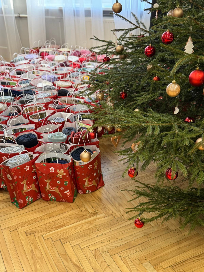 Dāvanas zem eglītes