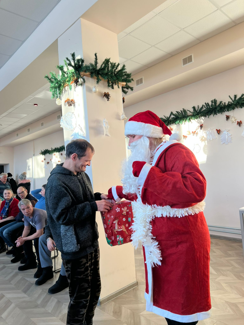 Iedzīvotājs saņem dāvanu no Ziemassvētku vecīša