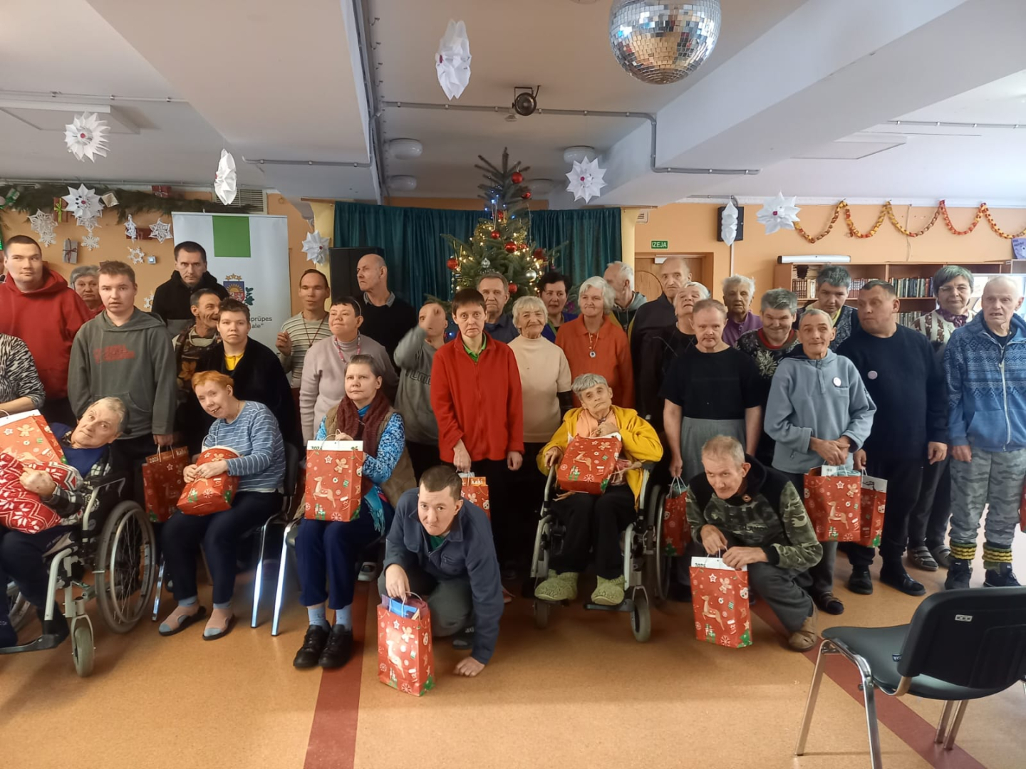 Iedzīvotāji laimīgi ar saņemtajām dāvanām