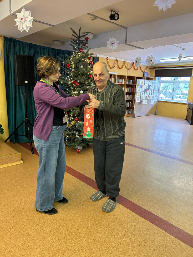 Iedzīvotājs saņem dāvanu