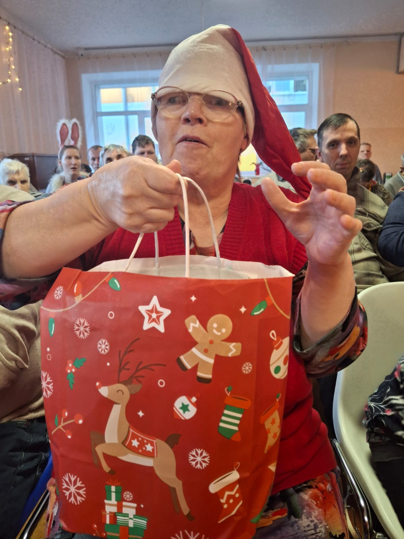 Iedzīvotāja saņem dāvanu