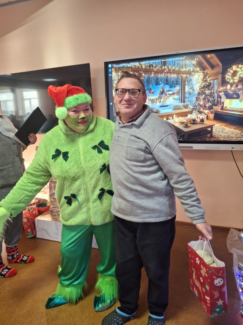 Iedzīvotājs saņem dāvanu