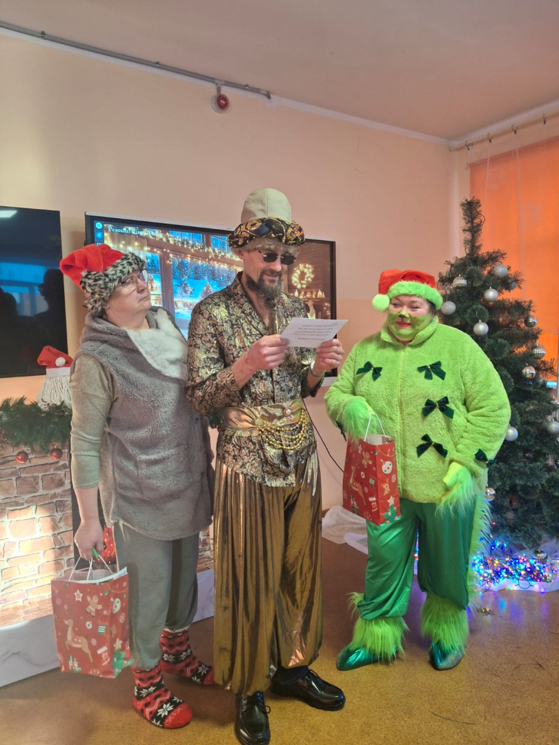 Iedzīvotāja saņem dāvanu