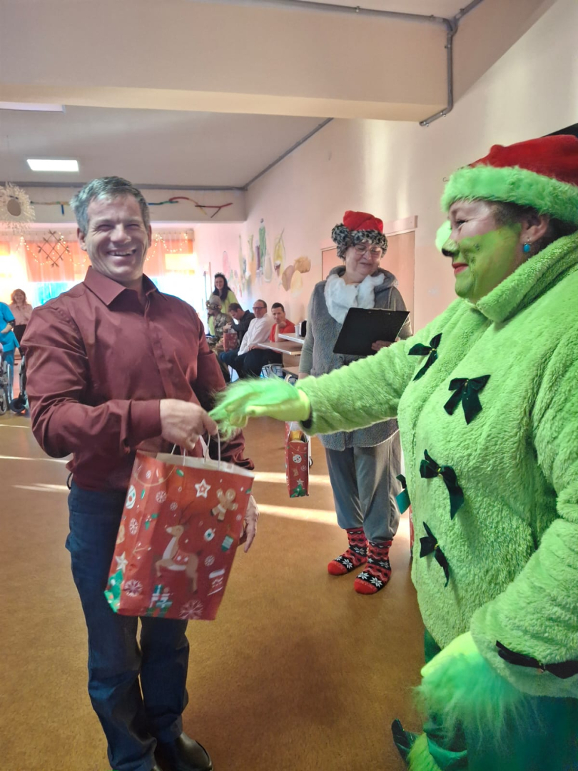 Iedzīvotāja saņem dāvanu