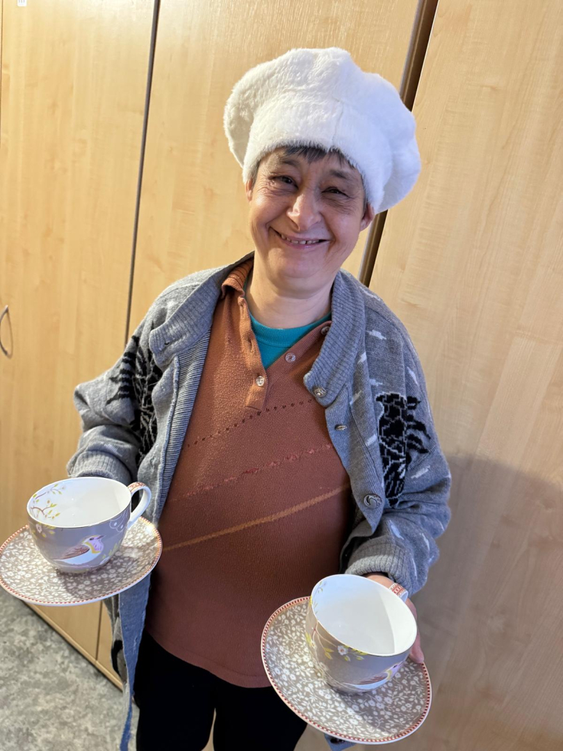 Smaidīga iedzīvotāja ar dāvanu rokās