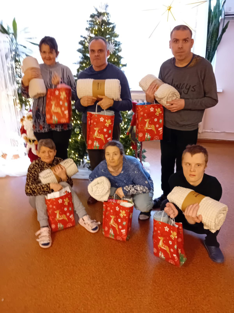 Iedzīvotāji laimīgi ar saņemtajām dāvanām