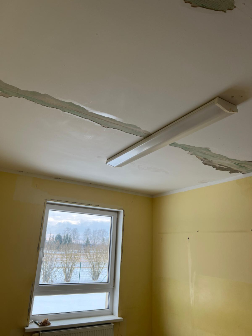 Telpas griesti ar plaisu un veco, neekonomisko gaismekli