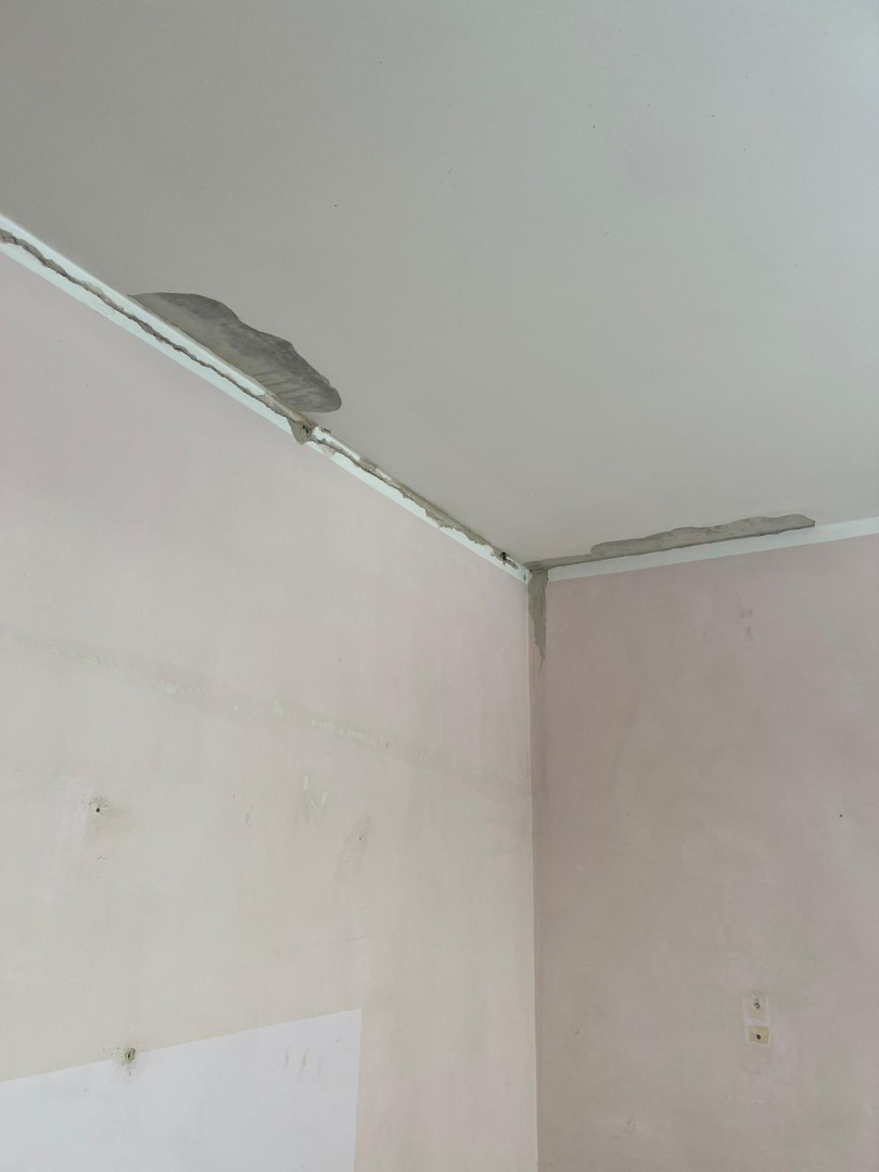 Telpas attēls ar saplaisājušiem griestiem