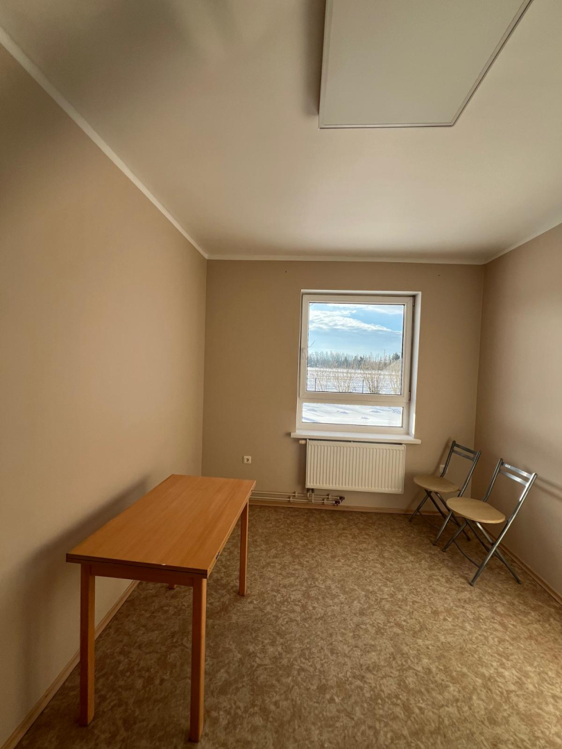 Telpa pēc remonta veikšanas. Gaišas, smilšu krāsas sienas, jauns grīdas segums, griesti un jauns gaismeklis