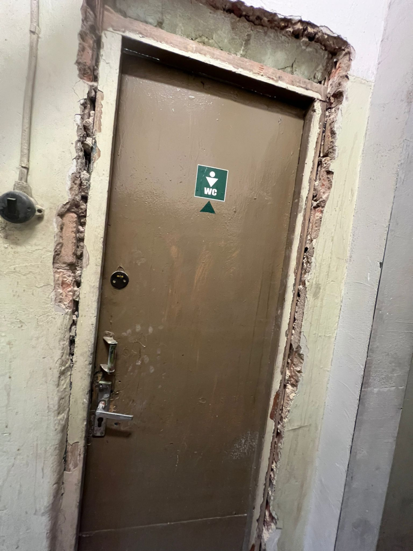 Vecās durvis. Tumši brūnas, nolietotas. Sākta demontāža