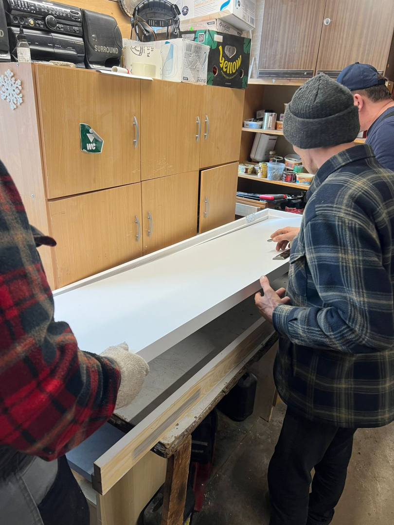 Strādnieki gatavo jaunās durvis uzstādīšanai