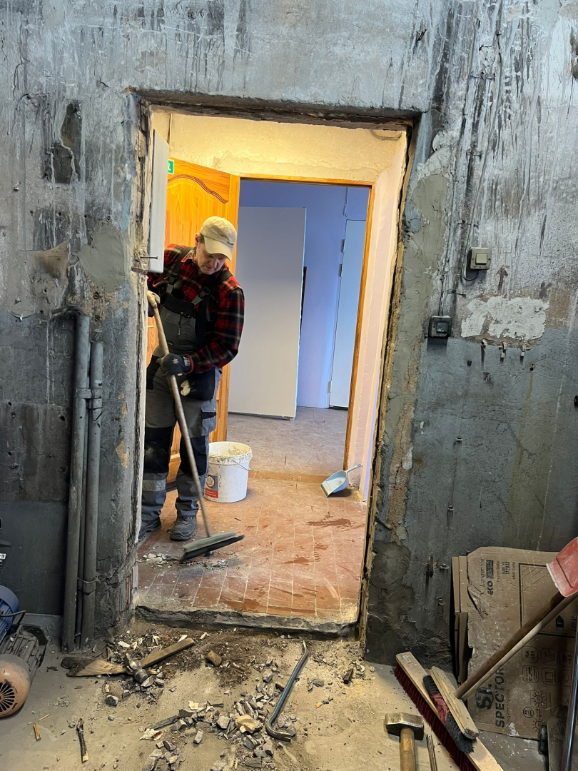 Noņemtas vecās durvis. Attēlā durvju ailes sagatavošana jauno durvju ielikšanai