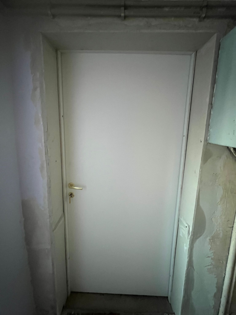 Attēlā jaunas, baltas durvis veco vietā