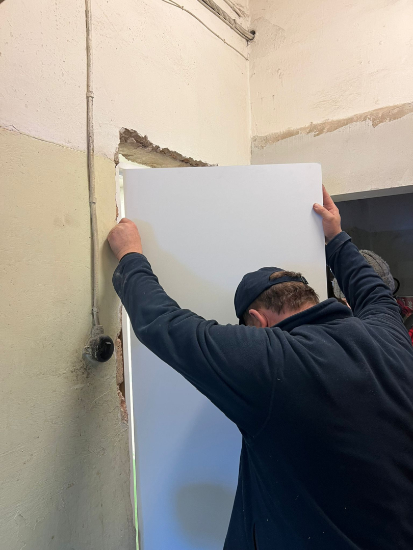 Tiek ievietotas jaunās durvis, baltas