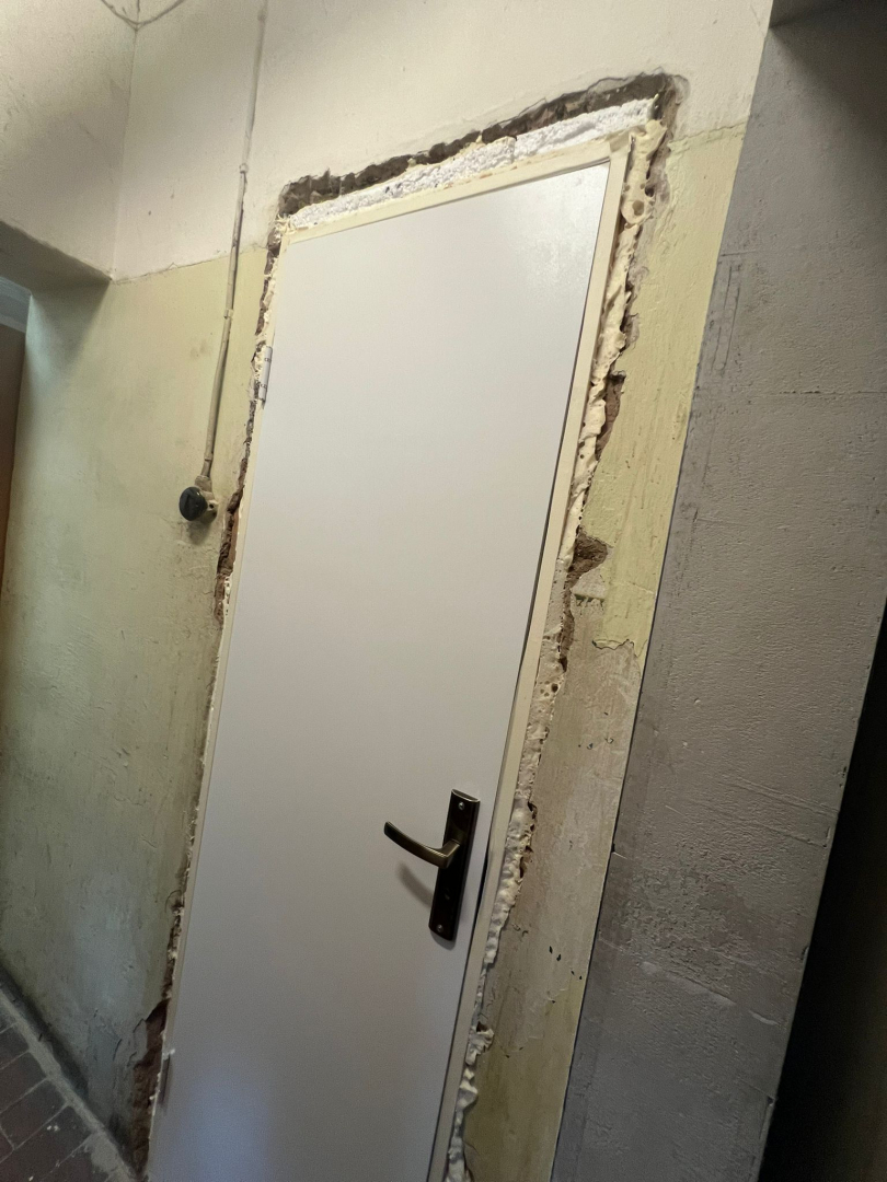 Attēlā jaunas, baltas durvis veco vietā