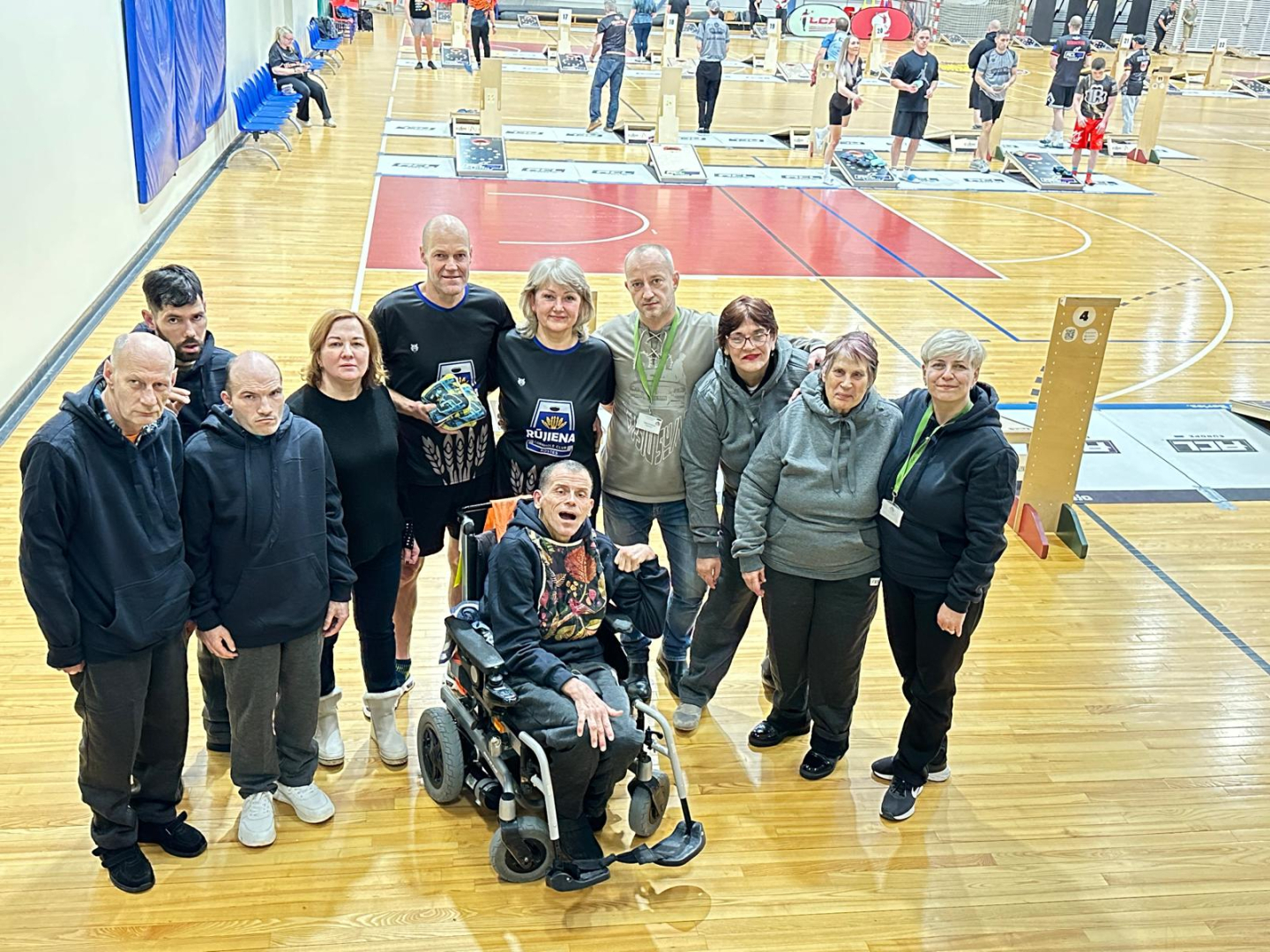 Divi Iestādes darbinieki , kas ir sacensību dalībnieki kopā ar līdzjūtējiem , darbiniekiem un iedzīvotājiem 