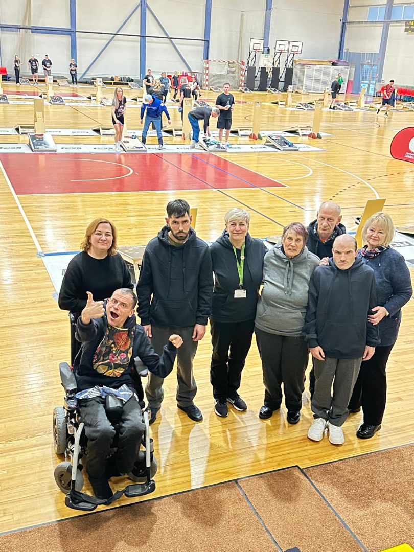 Sacensību hallē astoņi līdzjūtēji, iestādes iedzīvotāji un darbinieki