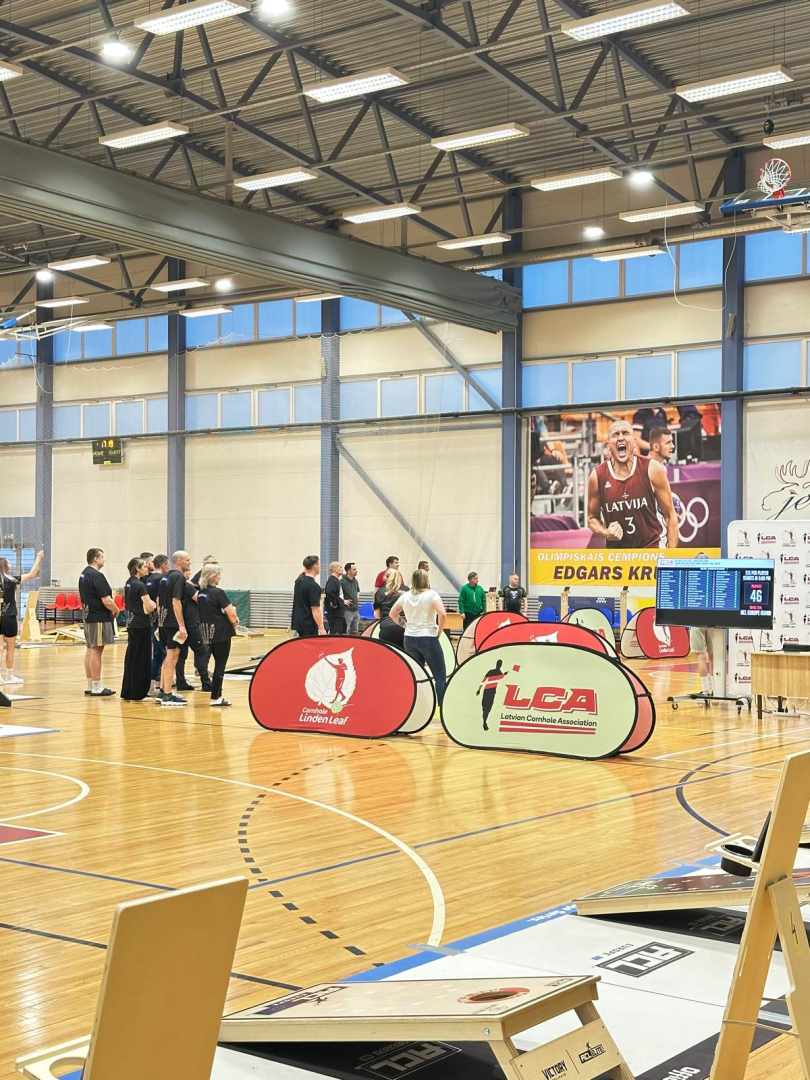 Sacensību halle. Tālumā norisinās sacensības