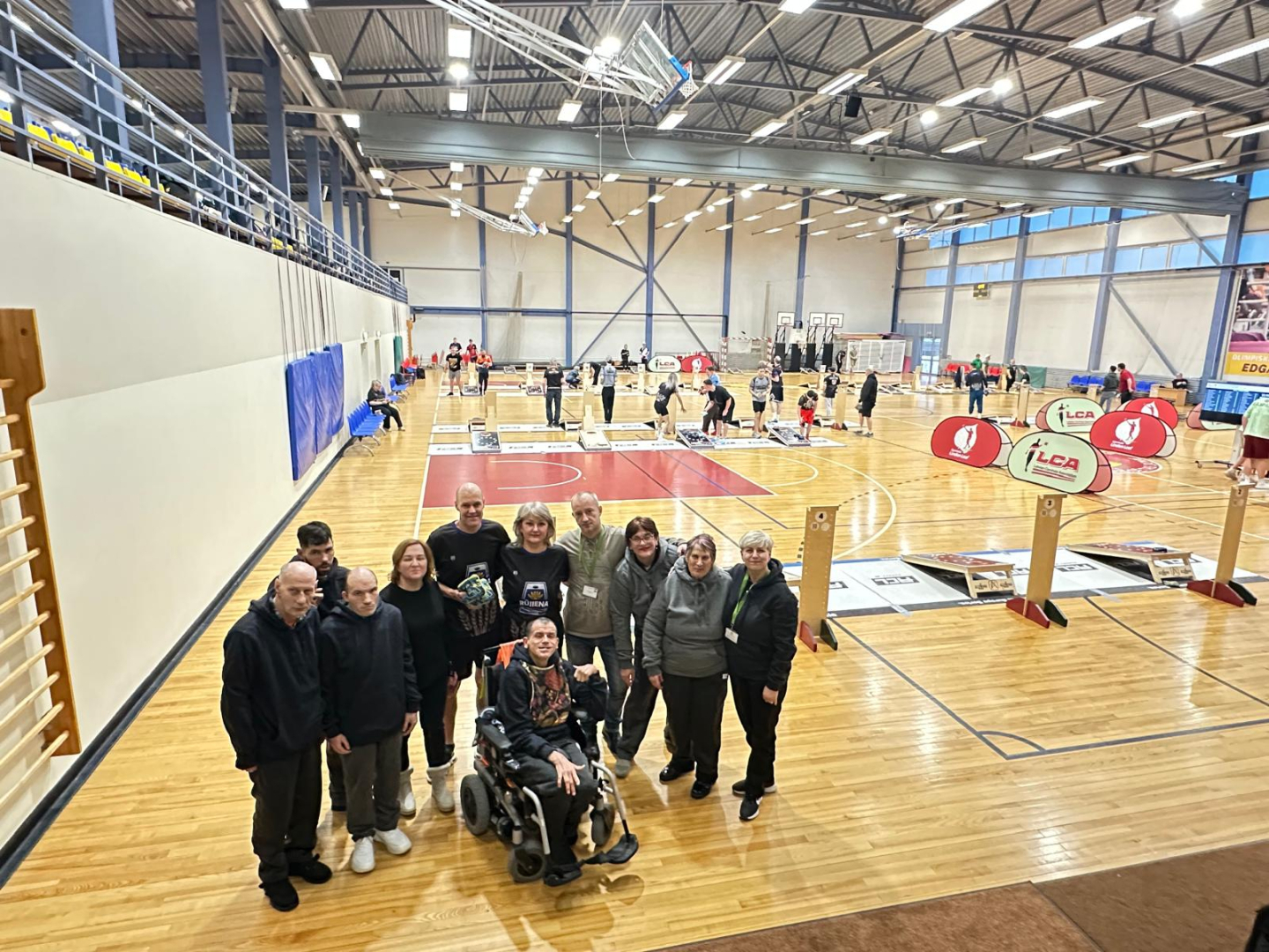 Divi Iestādes darbinieki , kas ir sacensību dalībnieki kopā ar līdzjūtējiem , darbiniekiem un iedzīvotājiem 