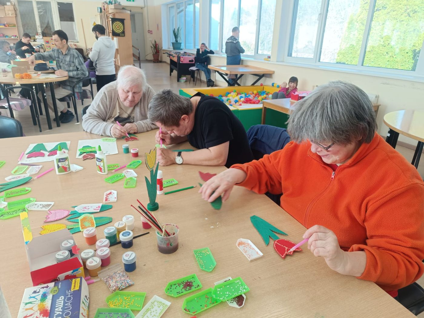 Notiek radoša darbnīca, iedzīvotāji aplicē tulpes