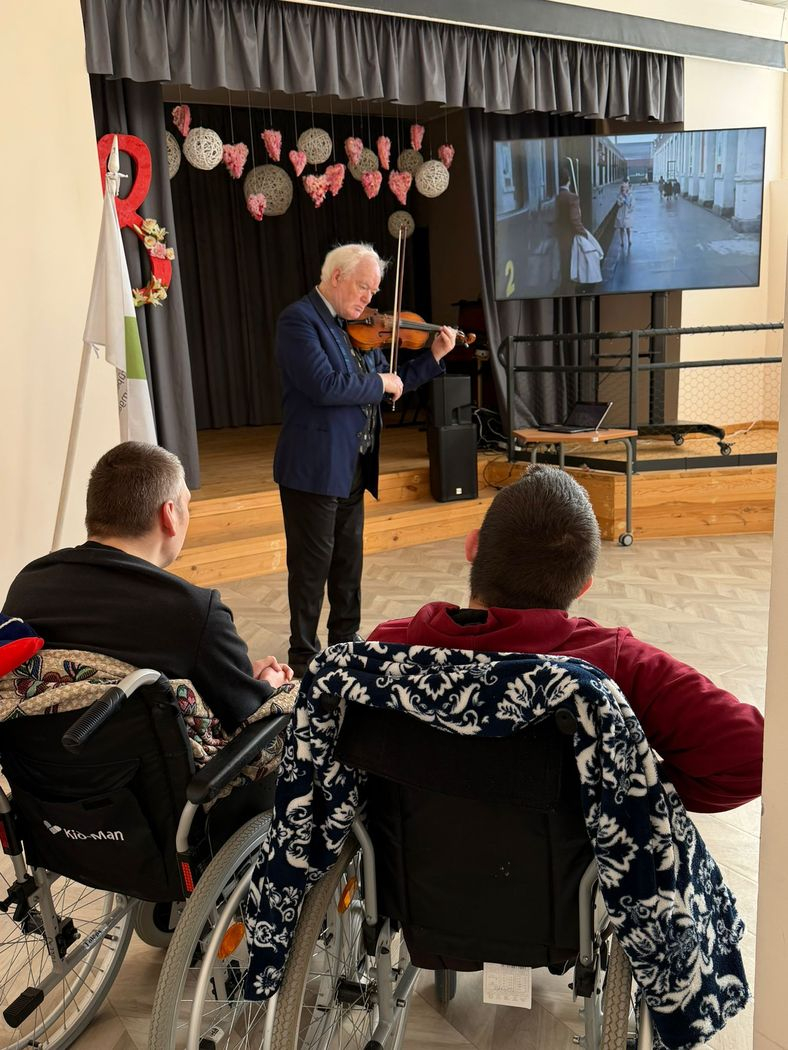 Vīrietis spēlē vijoli