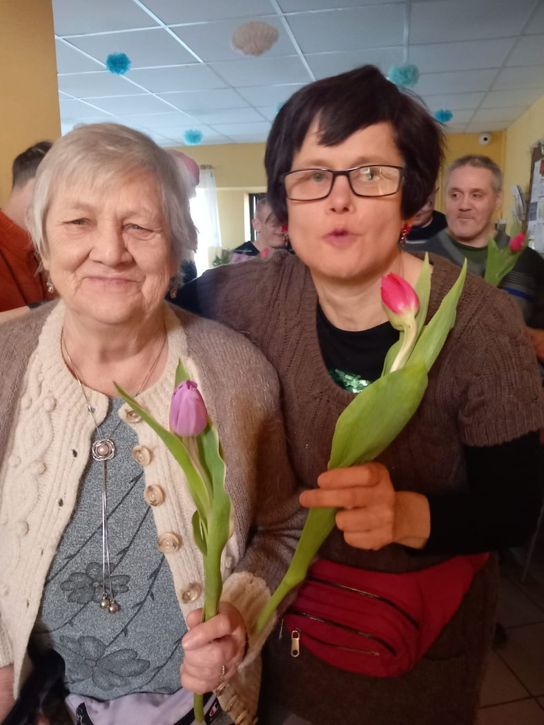 Divas dāmas ar ziediem