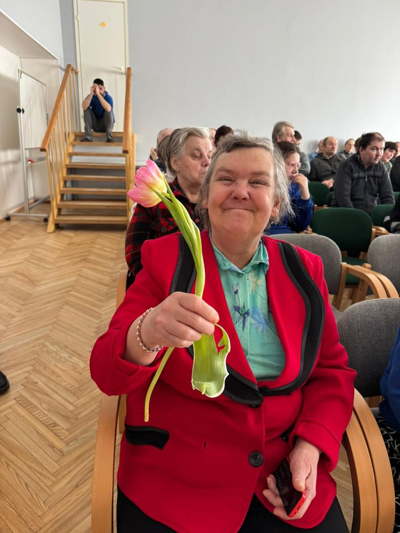 Dāma ar tulpi smaida