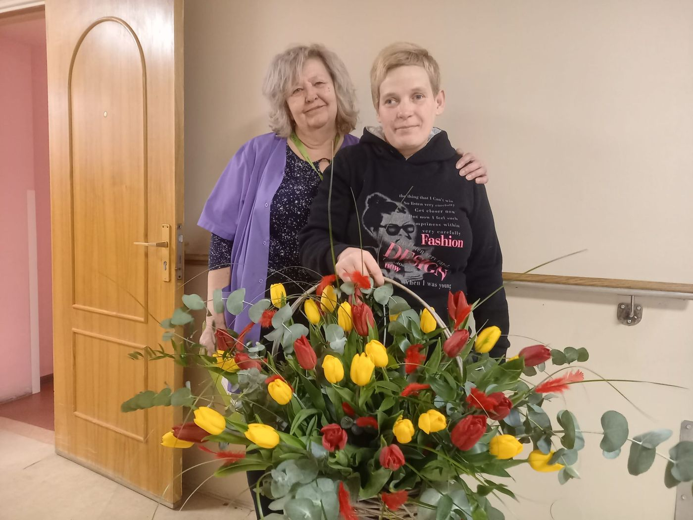 Dāmas ar dzeltenu tulpju pušķi