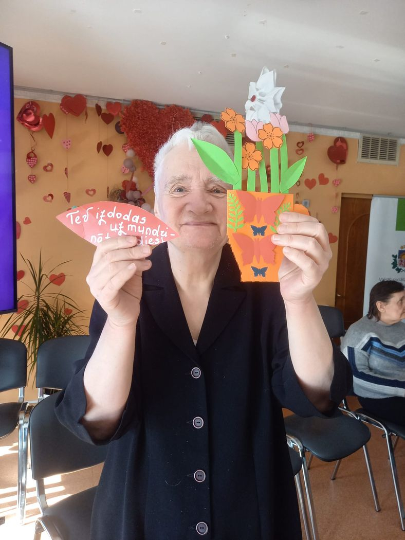 Kundze ar skaistu apsveikuma kartīti