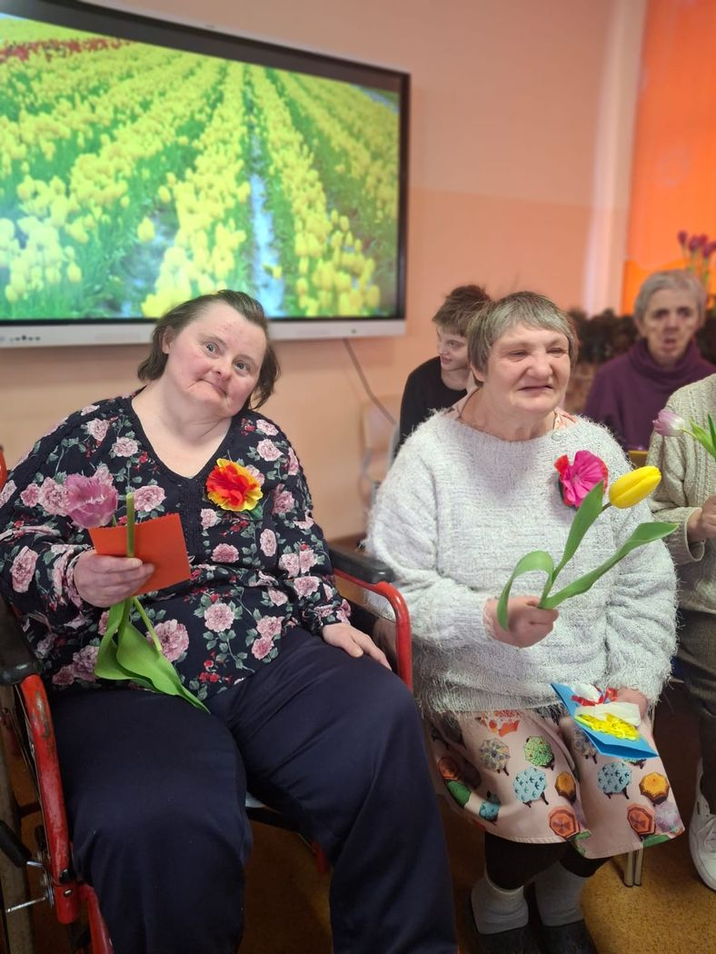 Divas kundzes ar tulpēm