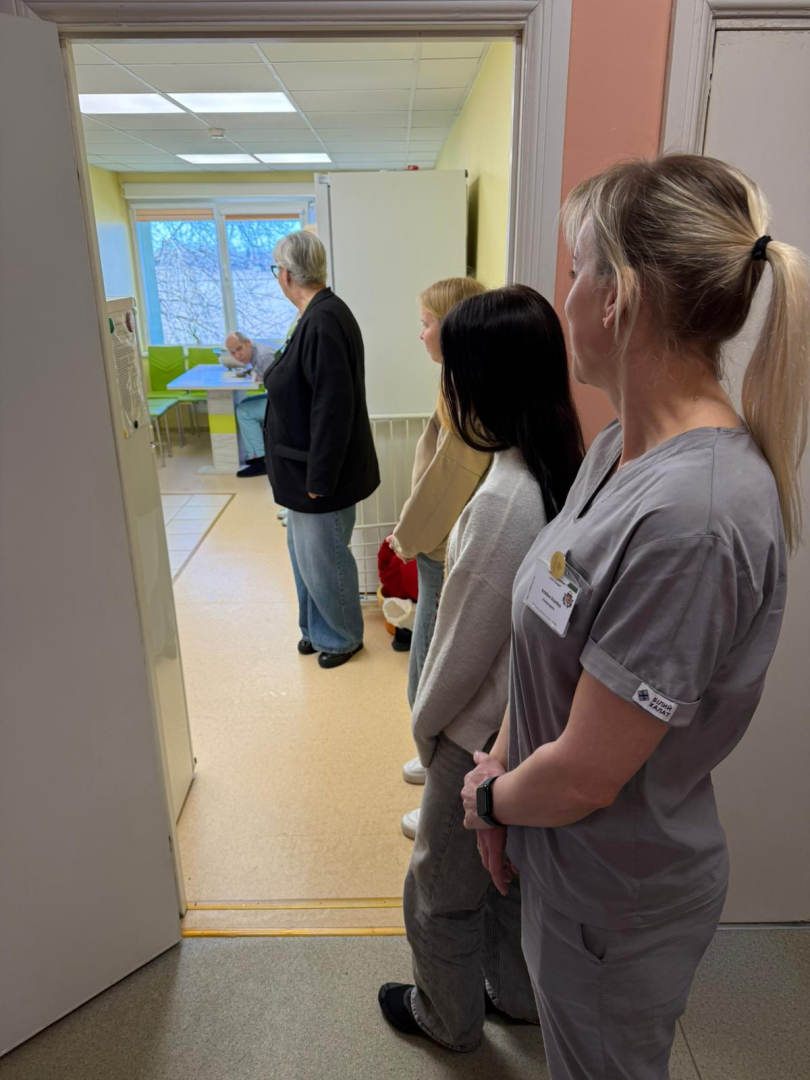 Darbinieki iepazīstina ar iestādi