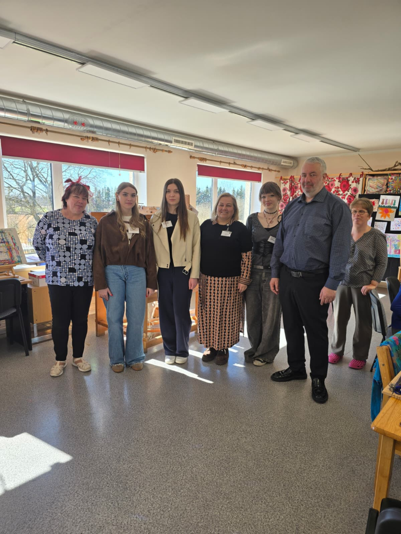 Jaunieši ar iestādes darbiniekiem kopbildē