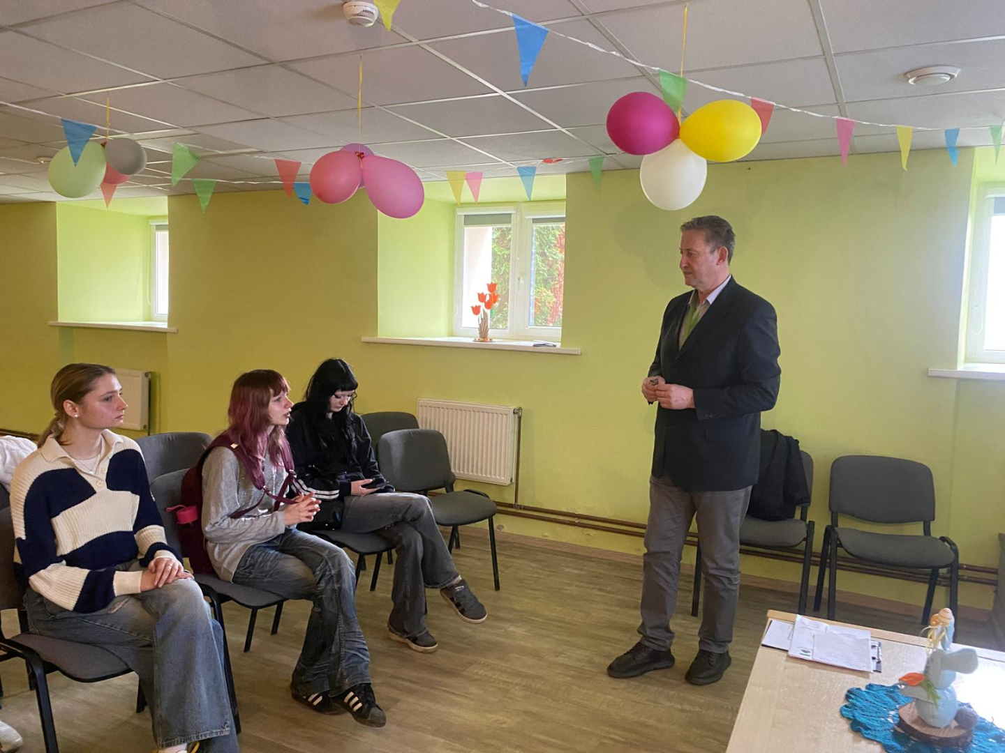 Filiāles vadītājs vada prezentāciju par iestādi