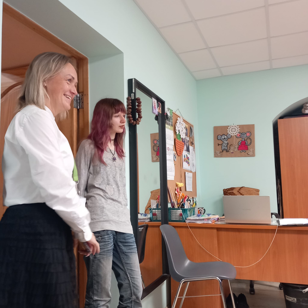 Jauniete ar darbinieci vēro nodarbības procesu