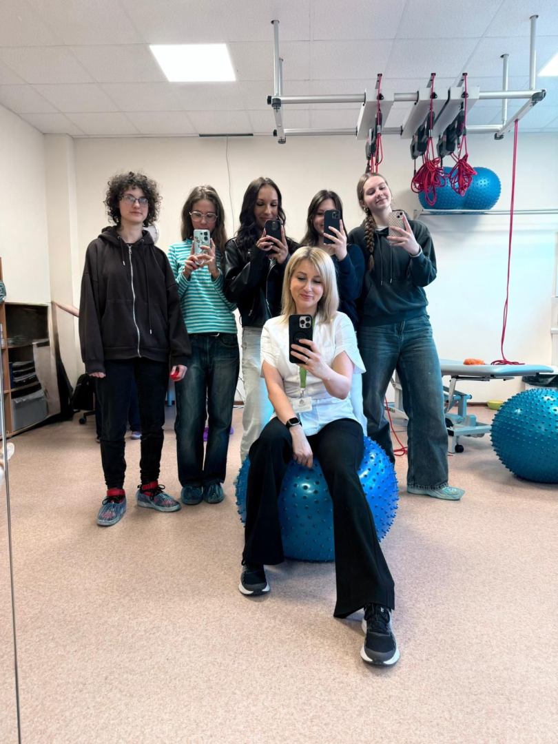 Iestādes darbiniece ar savām piecām ēnām, jauniešiem