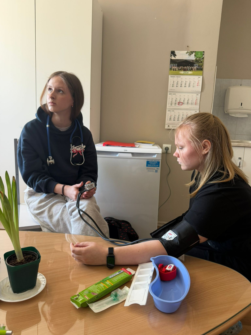 jaunieši iepazīst iestādes darbu, mēra viena otrai spriecienu